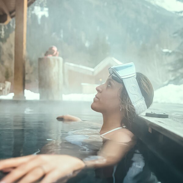 Persona che indossa una maschera da sci in una piscina esterna vista Dolomiti in Val di Fassa | © Federico Modica - Archivio Immagini ApT Val di Fassa