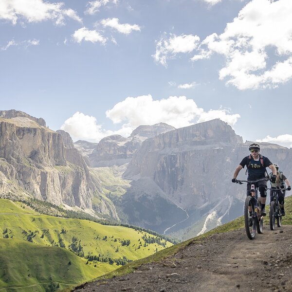 Persone con la mountain bike su un percorso vista Dolomiti | © Archivio Immagini ApT Val di Fassa
