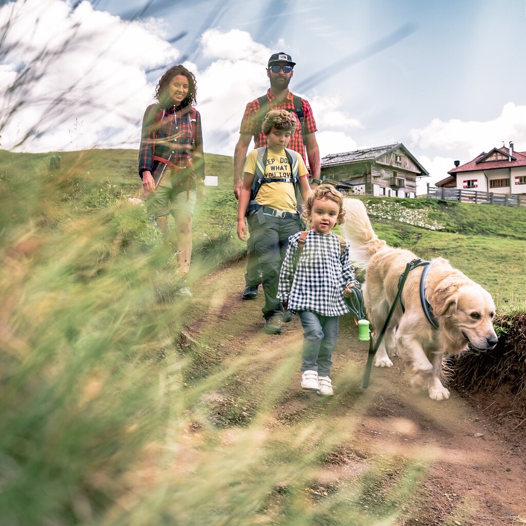 Famiglia al Col Rodella | © Patricia Ramirez  - Archivio Immagini ApT Val di Fassa Famiglia che parte per un trekking al Col Rodella in Val di Fassa | © Patricia Ramirez  - Archivio Immagini ApT Val di Fassa
