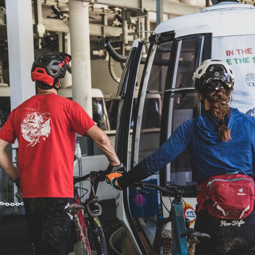 Bike impianti | © Evi Garbolino  - Archivio Immagini ApT Val di Fassa Persone che salgono con la mountain bike sugli impianti di risalita in Val di Fassa | © Evi Garbolino  - Archivio Immagini ApT Val di Fassa