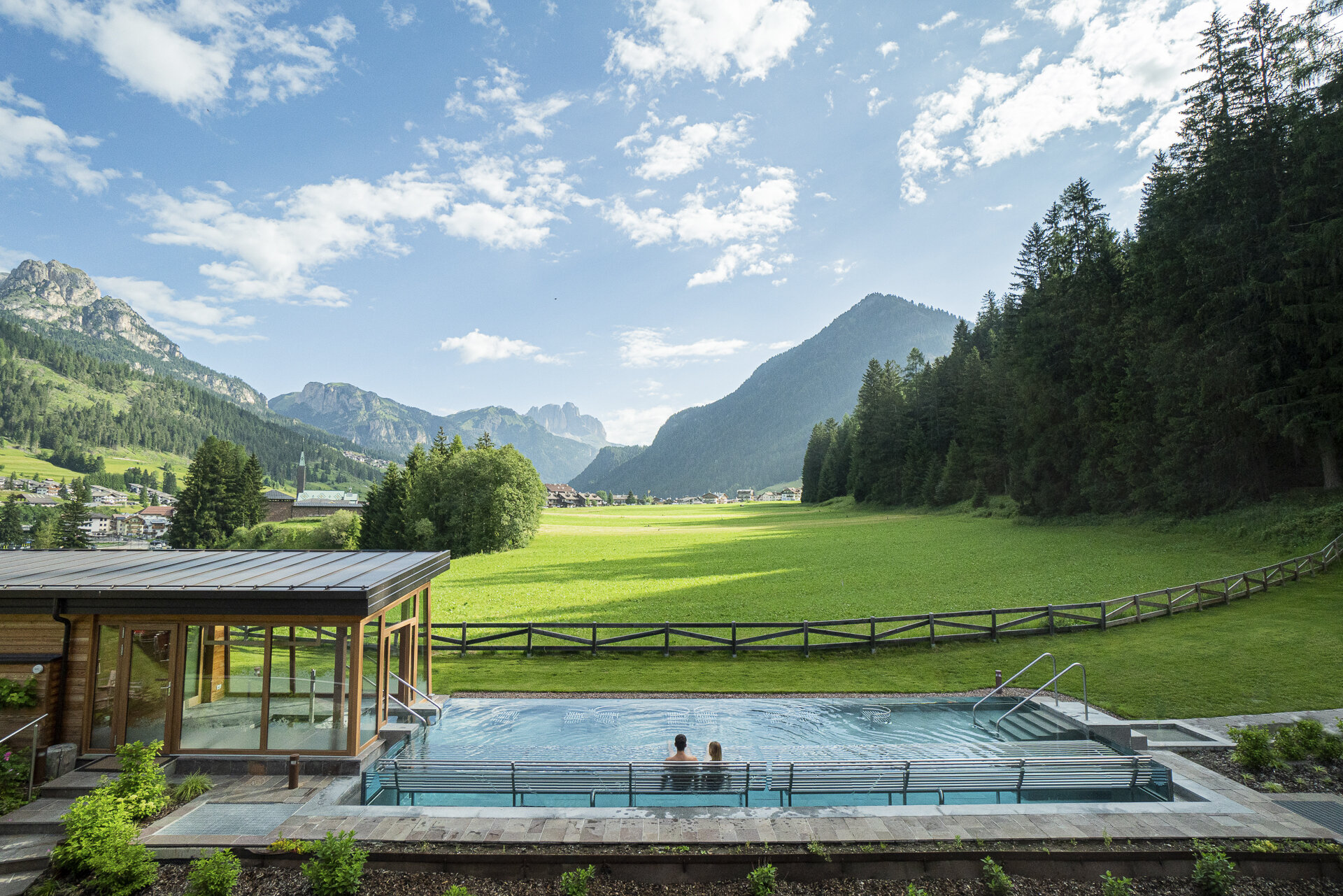 Vasca riscaldata panoramica al Qc Terme Dolomiti in Val di Fassa | © PhotoArchiveQCTerme