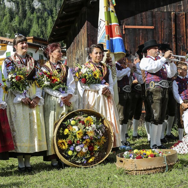 Sfilata con abiti tradizionali per le vie del paese di Canazei in  Val di Fassa | © Archivio Immagini ApT Val di Fassa