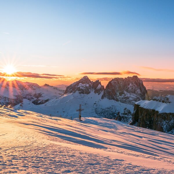 Enrosadira che tinge le Dolomiti e il cielo di rosa in Val di Fassa | © Patricia Ramirez - Archivio Immagini ApT Val di Fassa