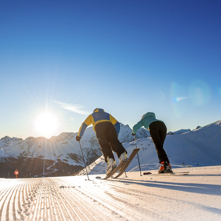 Persone che sciano all'alba sulle Dolomiti in Val di Fassa | © Mattia Rizzi - Archivio Immagini ApT Val di Fassa