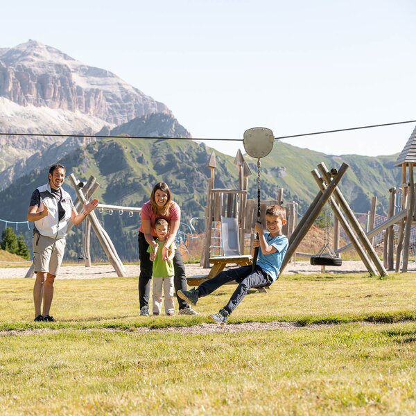 Famiglia al Ciampark, parco giochi in quota sulle Dolomiti in Val di Fassa | © Mattia Rizzi - Archivio Immagini ApT Val di Fassa