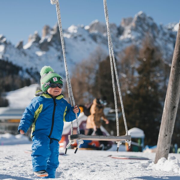 Bambino gioca sulla neve | © Federico Modica  - Archivio Immagini ApT Val di Fassa