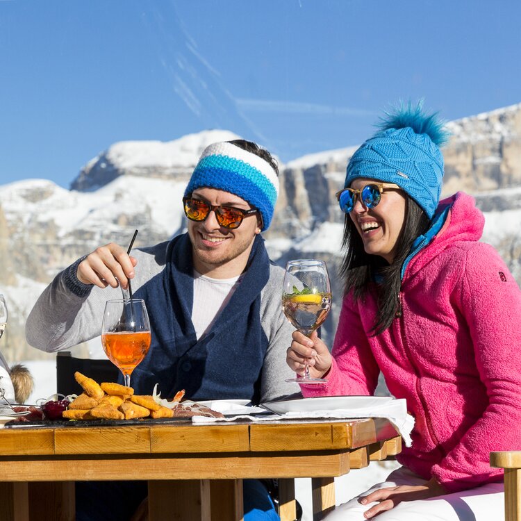 Aperitivo in rifugio sulle piste della Val di Fassa | © Nicolo Miana  - Archivio Immagini ApT Val di Fassa