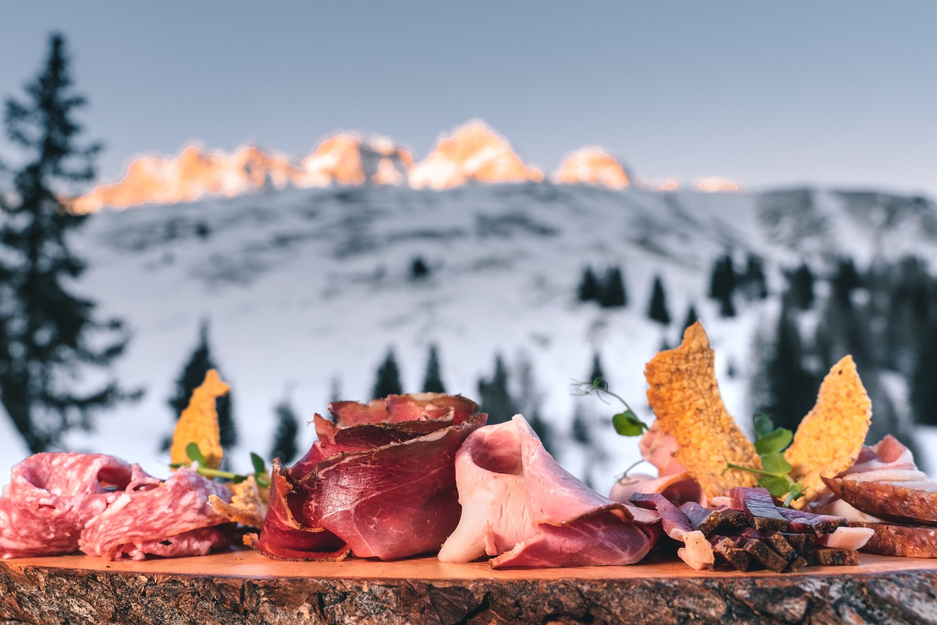 Tagliere con prodotti tipici della Val di Fassa | © Patricia Ramirez  - Archivio Immagini ApT Val di Fassa