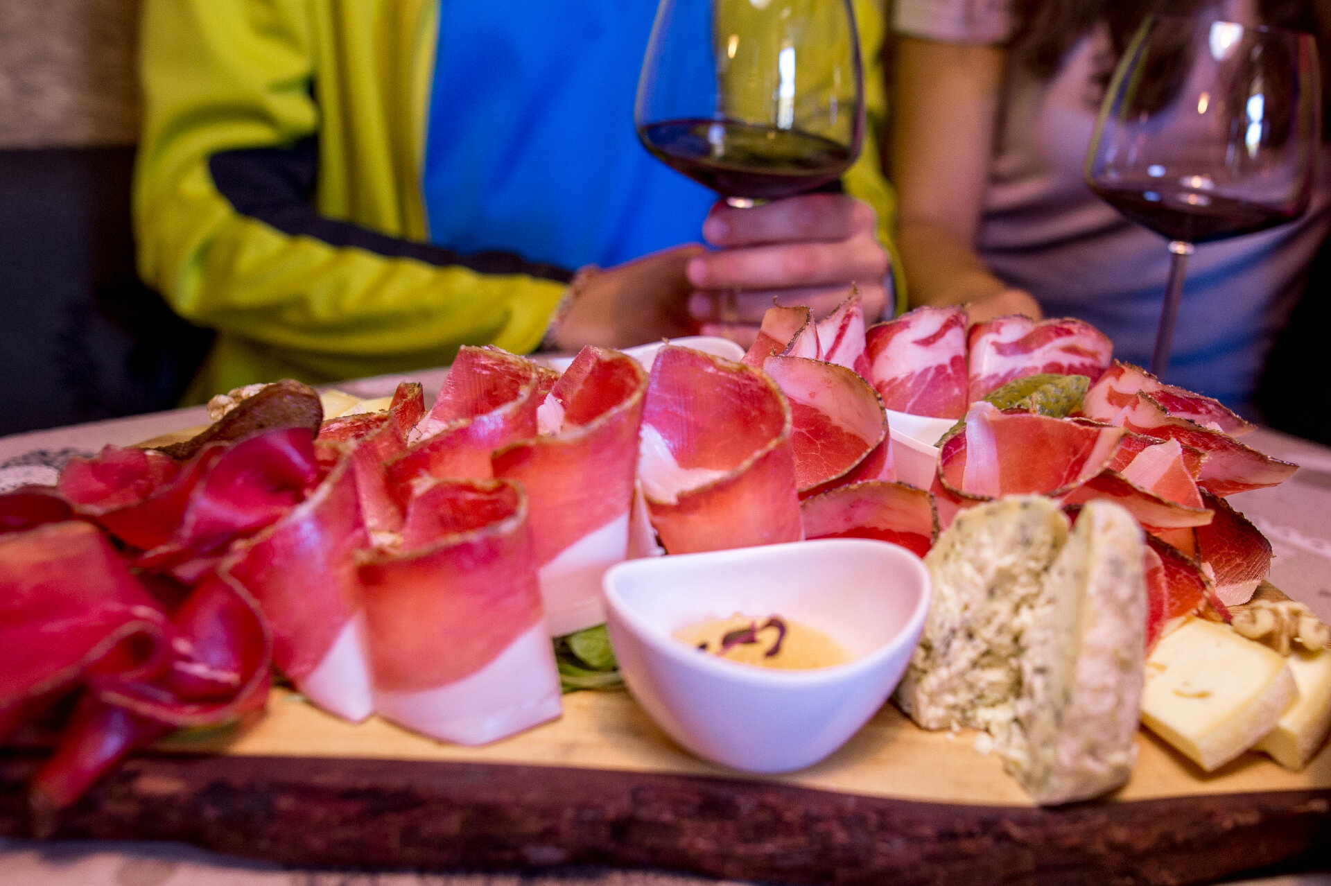 Tagliere con salumi tipici della Val di Fassa | © Mattia Rizzi  - Archivio Immagini ApT Val di Fassa