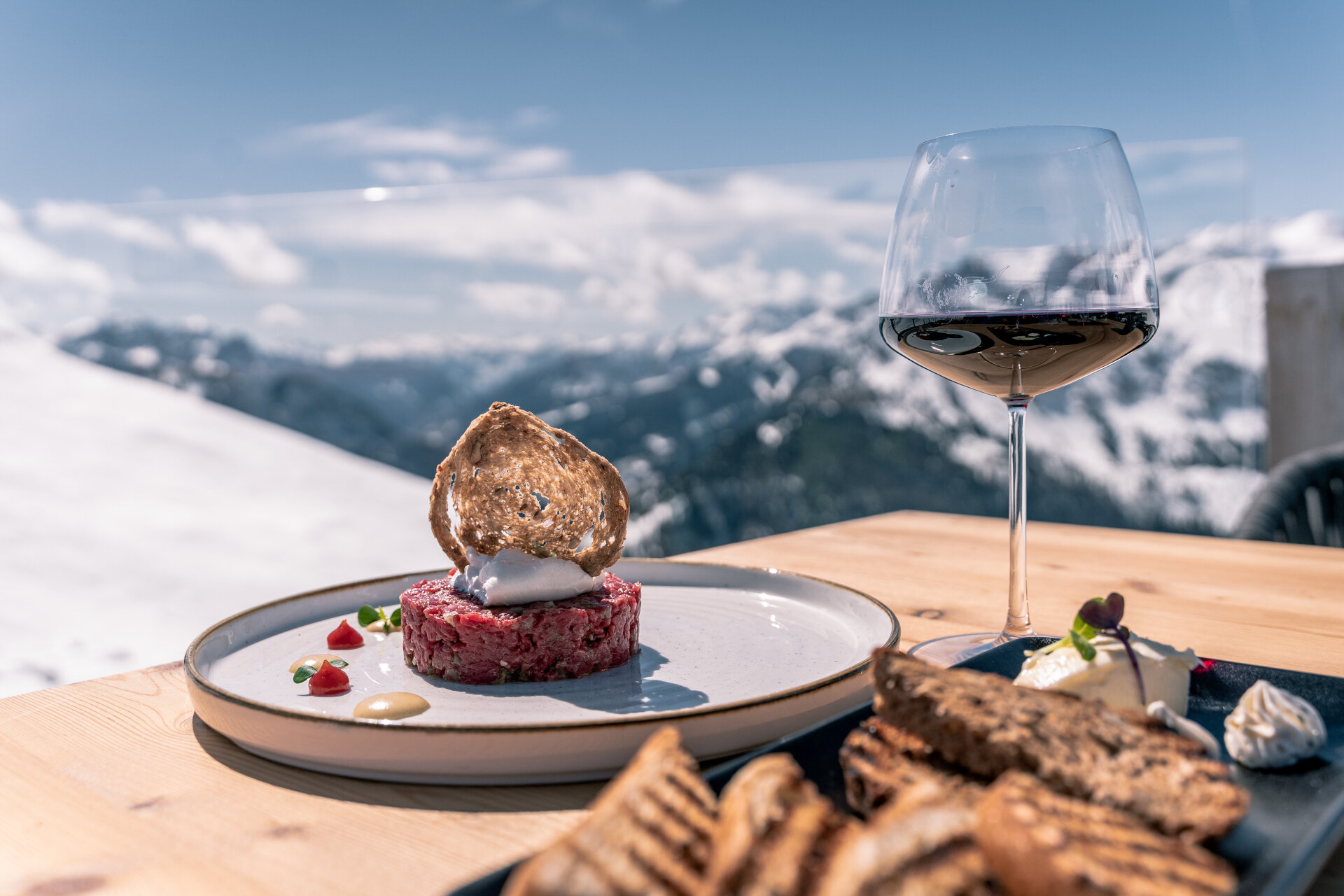 Piatto di tartare con panorama da un rifugio sulle Dolomiti di Fassa | © Patricia Ramirez  - Archivio Immagini ApT Val di Fassa