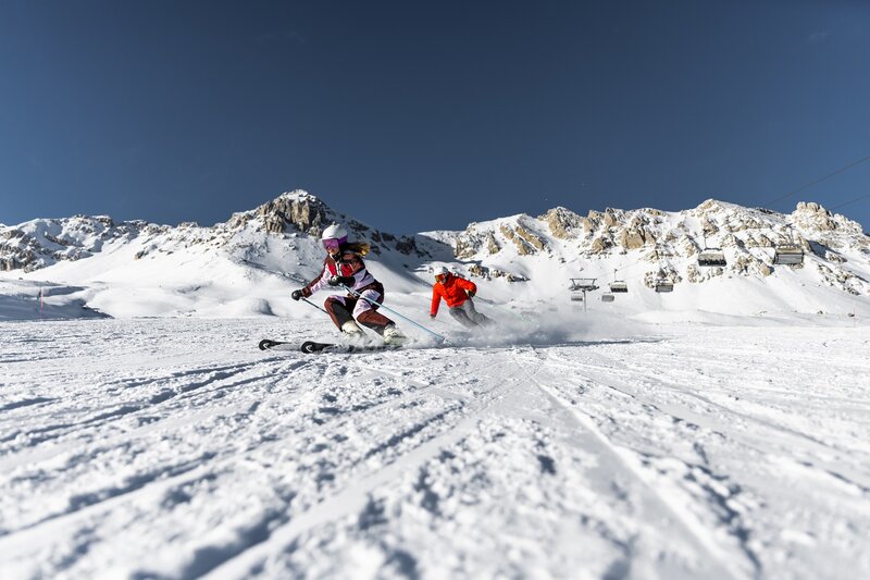 Coppia di sciatori sulle piste della Skiarea Alpe Lusia - San Pellegrino | © Federico Modica - Archivio Immagini ApT Val di Fassa