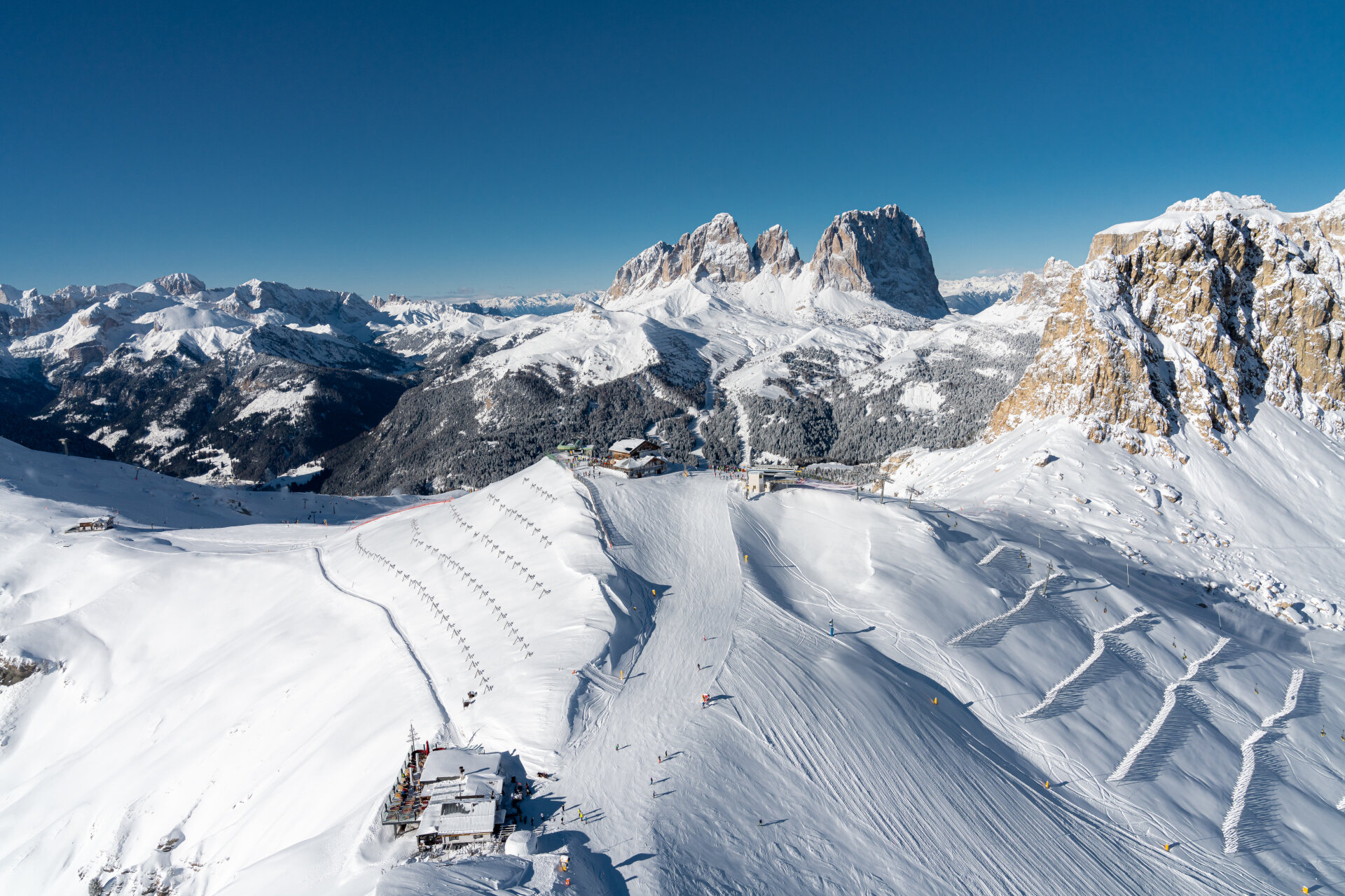 Visione dall'alto della Skiarea Belvedere con il Sassolungo e il Pordoi | © Mattia Rizzi - Archivio Immagini ApT Val di Fassa