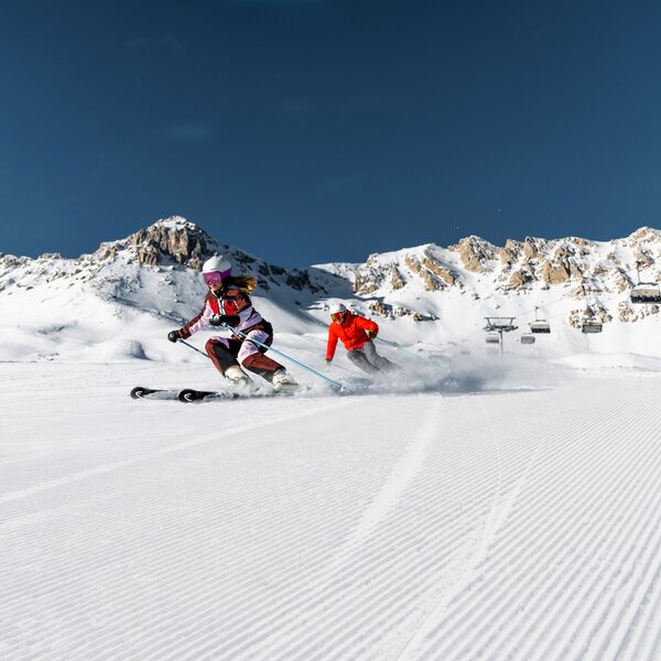 Coppia di sciatori sulle piste della Skiarea Alpe Lusia - San Pellegrino | © Federico Modica - Archivio Immagini ApT Val di Fassa