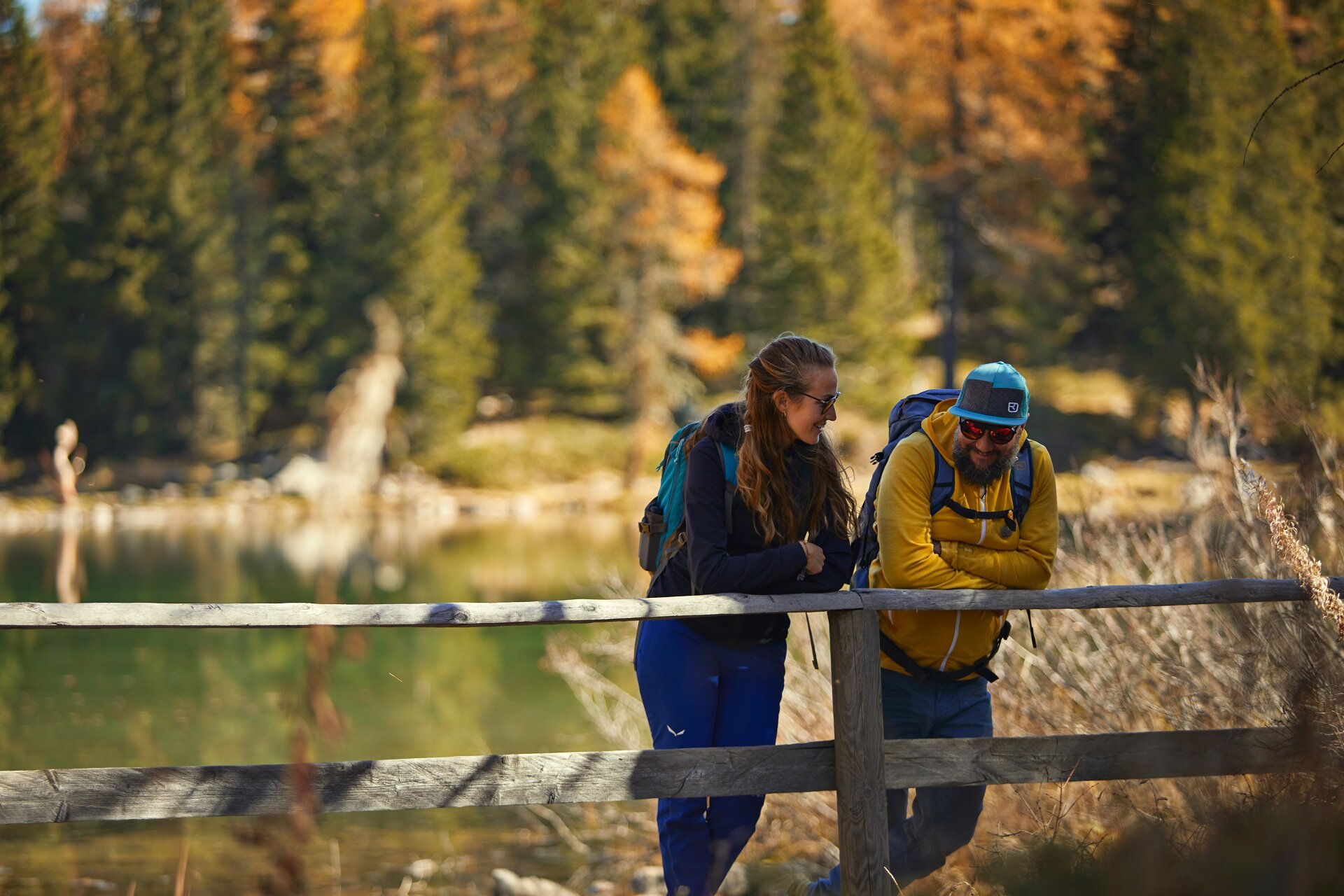 Persone sulle sponde del Lago di San Pellegrino in autunno in Val di Fassa | © Fulvio Maiani Coolpixel - Archivio Immagini APT Val di Fassa