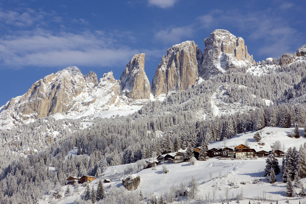 La frazione di Pian innevata, nel comune di Campitello  | © Nicola Angeli  - Archivio Immagini ApT Val di Fassa