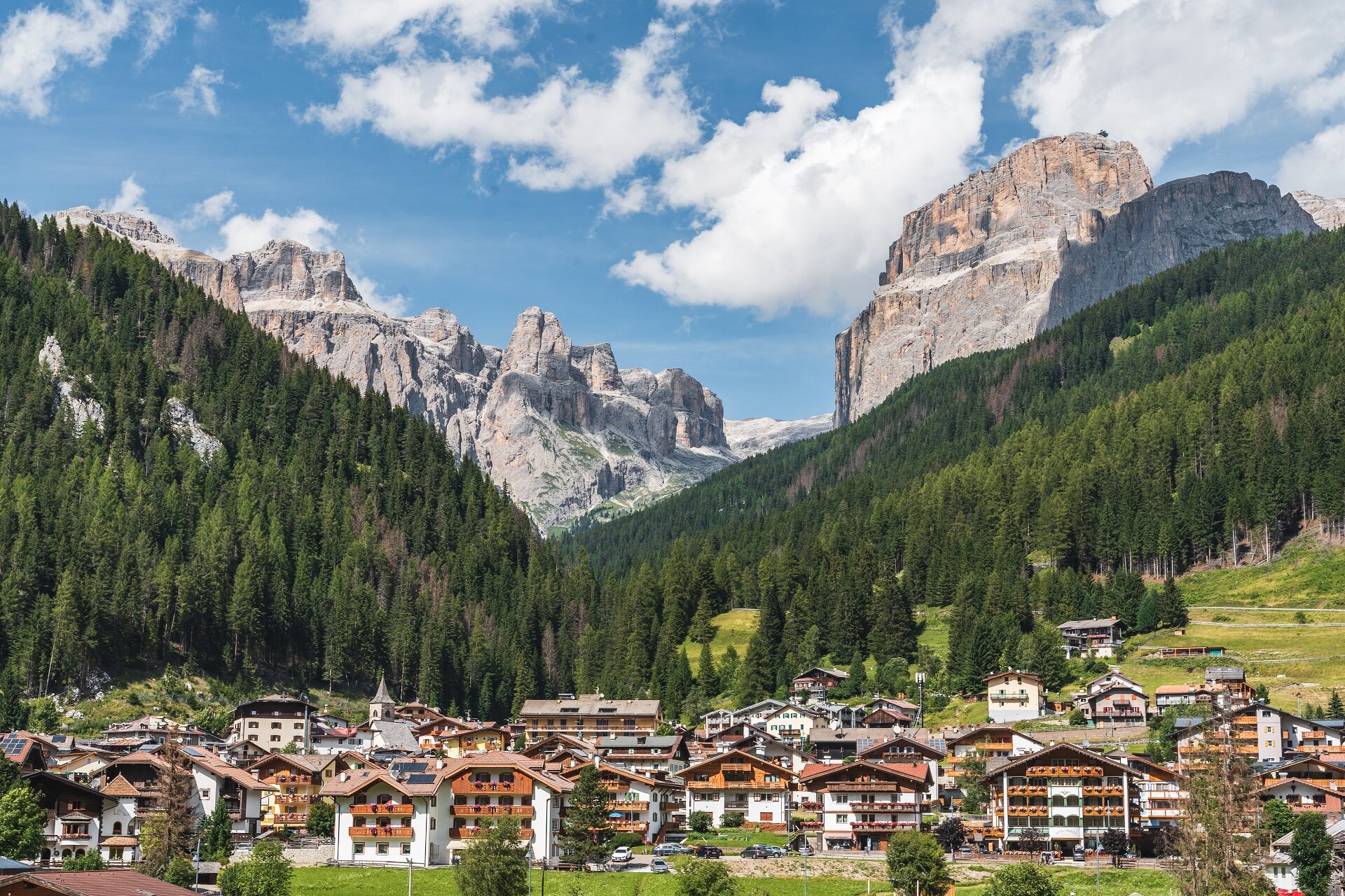 Dettaglio del paese di Canazei, nel cuore della Val di Fassa. Sullo sfondo il Pordoi, Dolomiti | © Patricia Ramirez - Archivio Immagini ApT Val di Fassa