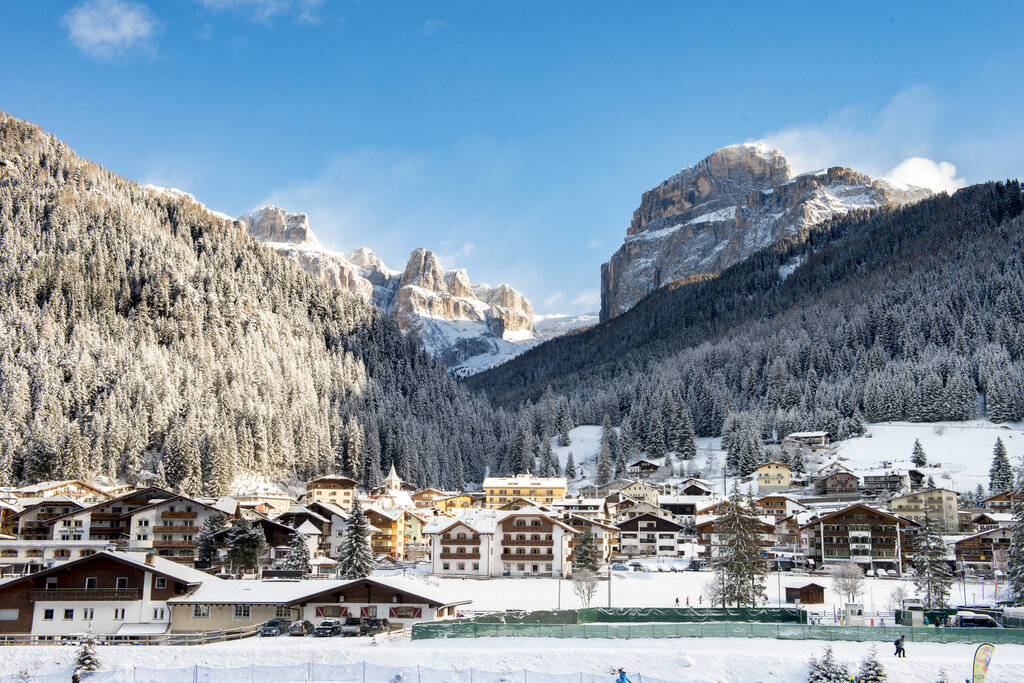 Vista innevata del paese di Canazei, sullo sfondo il Sellaronda | © Mattia Rizzi - Archivio Immagini ApT Val di Fassa