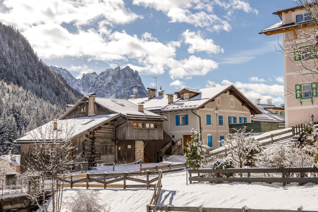 Dettaglio del paese di Mazzin di Fassa in inverno, sullo sfondo Cima Dodici | © Mattia Rizzi - Archivio Immagini ApT Val di Fassa