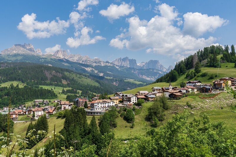 Scorcio panoramico del paese di Moena, la Fata delle Dolomiti, in Val di Fassa | © Patricia Ramirez - Archivio Immagini ApT Val di Fassa