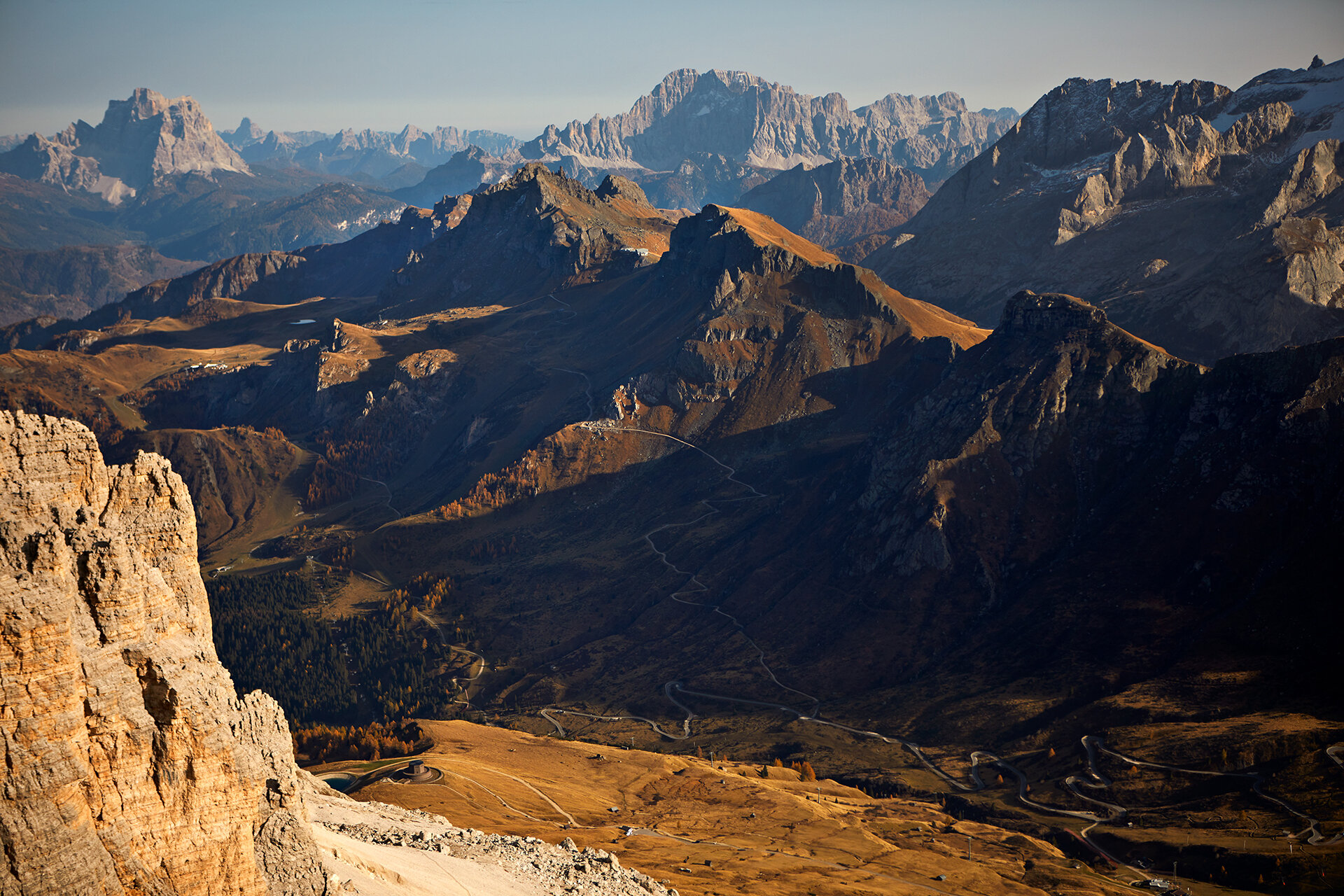 Paesaggio autunnale del Passo Pordoi vista dal Sass Pordoi in Val di Fassa | © Coolpixel - Archivio Immagini APT Val di Fassa