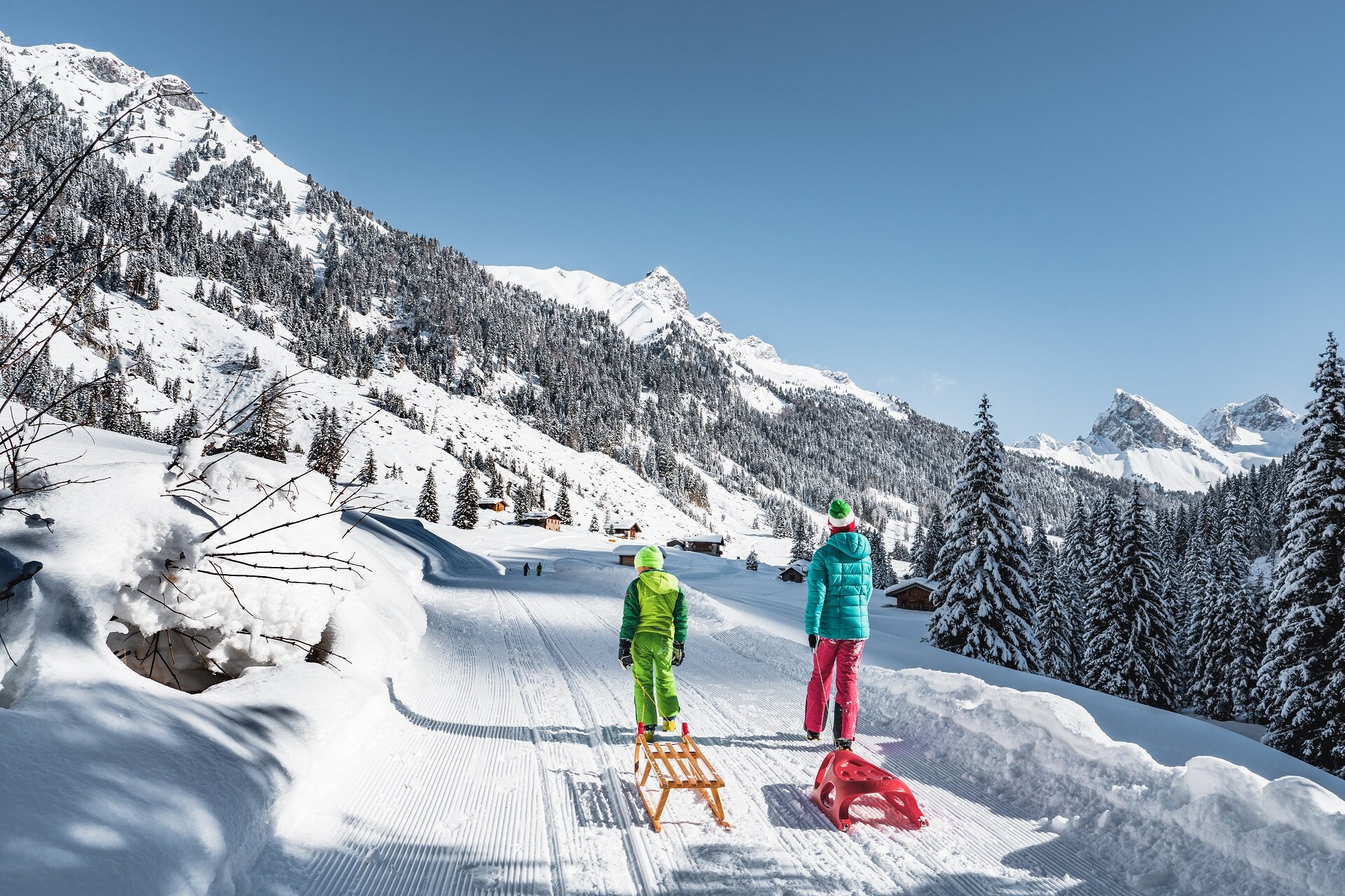 Passeggiata invernale in Val San Nicolò con lo slittino in Val di Fassa | © Patricia Ramirez - Archivio Immagini ApT Val di Fassa