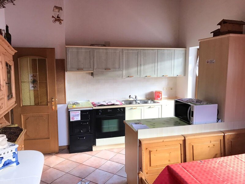 Well-equipped and tidy kitchen with all necessary utensils