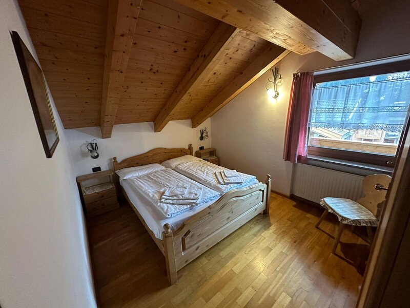 Double bedroom with view of the Dolomites