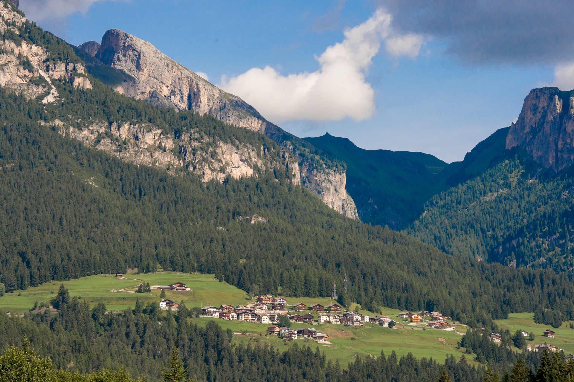 Ai Piedi Del Larséch, Nel Silenzio Della Vita Rurale Contadina