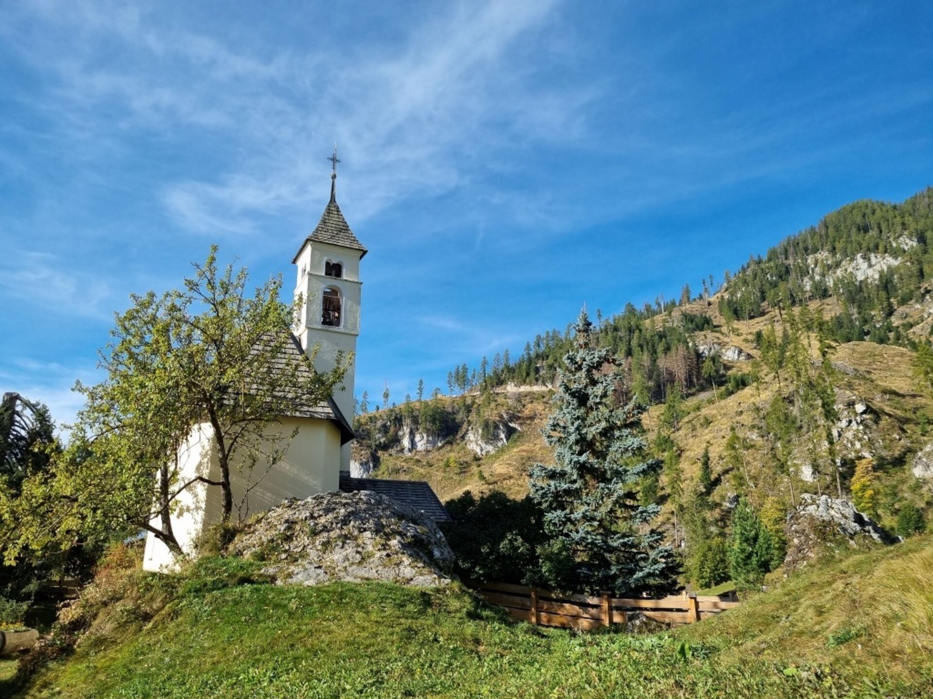 Auf Dem Weg Der Musik, Des Tanzes Und Der Scheunen In "Peniola"